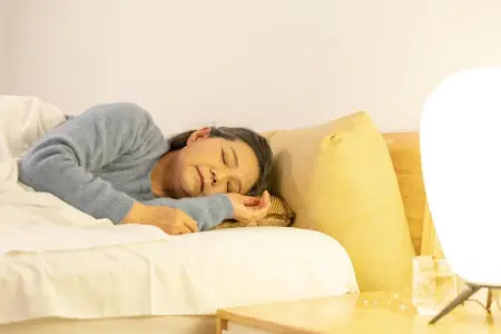 大家被“8小时睡眠论”欺骗了？60岁后，最佳睡眠时间是多久？（60到80岁的健康老人睡眠时间平均为）